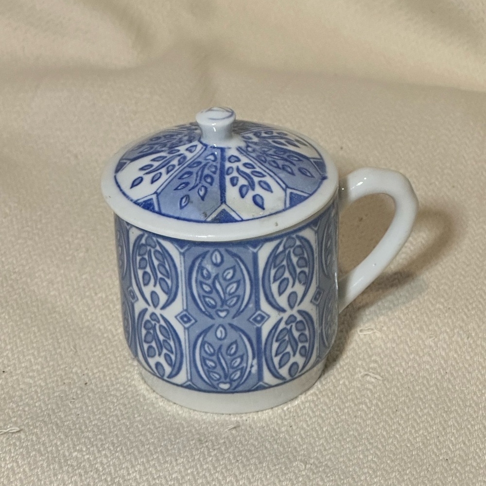 IDG Leaf Pattern Ceramic Mug with Lid